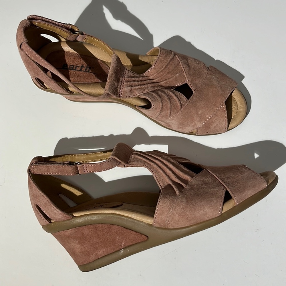Earth Curvet in blush pink sandals heels wedges shoes sz 8 leather hook and loop